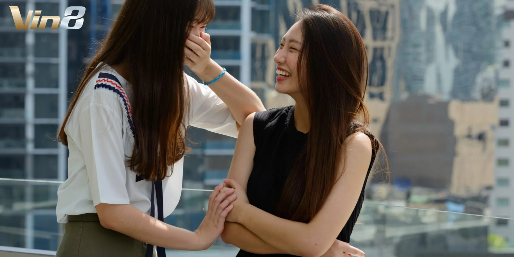 Việc giao tiếp với đồng nghiệp sẽ giúp bạn dễ dàng hòa nhập lại với môi trường làm việc sau kỳ nghỉ